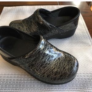 Dansko 35 Silver Scribble Professional Clogs